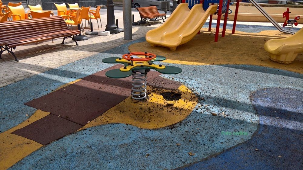 C's denuncia la penosa situación del parque infantil del Paseo de Colón. 