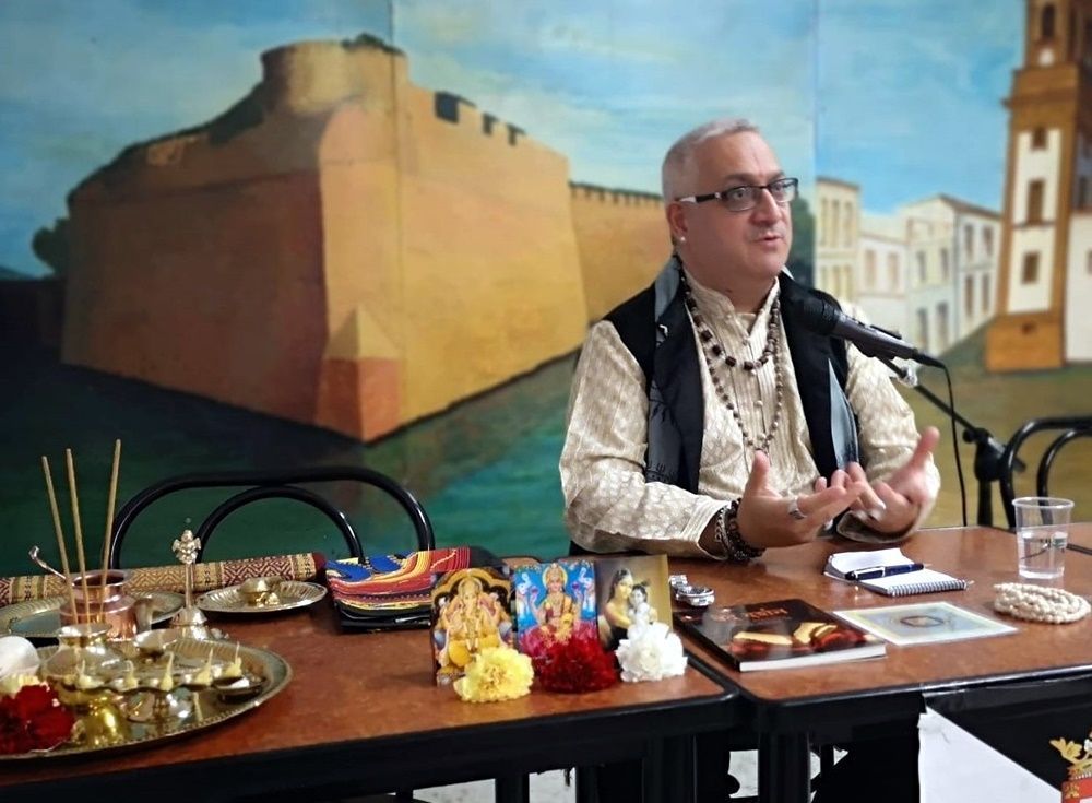 El sacerdote hindú habla junto al pequeño altar que  monto en la sede social