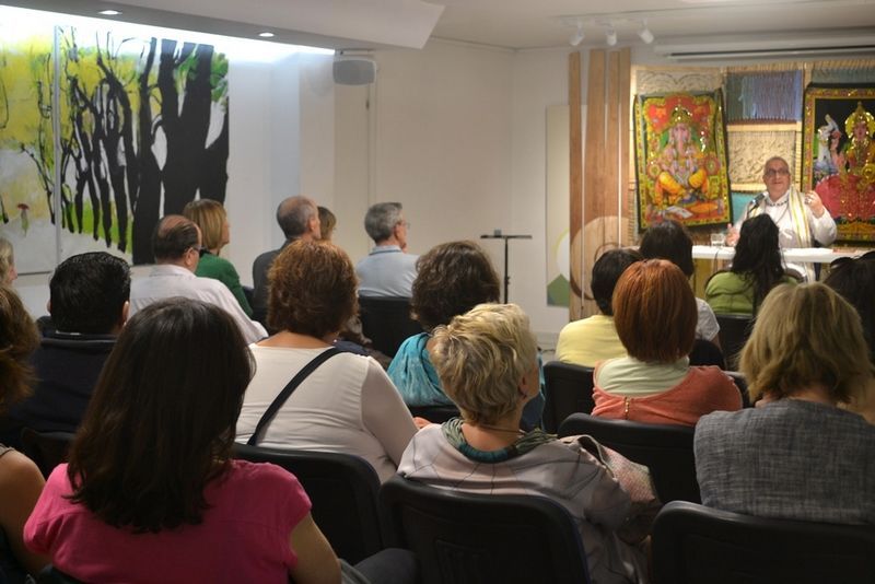 El público muy atento a las explicaciones. Ramchandani Conferencia2